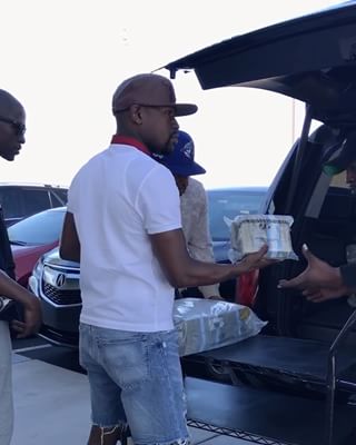 @floydmayweather picking up cash with some of his close associates as he gets everything lined up for the opening of his new gentleman's club, 'GIRL COLLECTION'