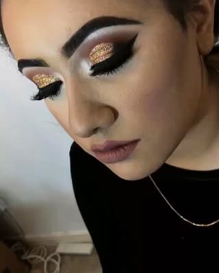 ✨✨Glitter Wings with flawless skin✨✨ ..#giamakeupartistry #giaglam #oxfordmakeupartist #oxfordmua #londonmakeupartist #londonmua #slave2beauty #makeupartistsworldwide #makeupbymario #makeupbyariel #makeupbysamuel #hudabeauty #vegas_nay #fiercesociety #photooftheday #vscocam #makeupfanatic1 #bblogger #dubaifashion #wakeupandmakeup #anastasiabeverlyhills #ghalichiglam #brian_champagne #makeupmafia #cotswoldsmakeupartist #dressyourface #soniaxfyza #asianbridalmakeup #inssta_makeup #kyliecosmetics