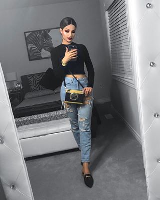 How adorable is this bagg? Alsoo, can you guys suggest a nice online clothing website?! What's your favourite ? Help a sista out❤️________________________________________________Mom jeans @forever21 Top @zaful Bag @callitspring Shoes @lolashoetique