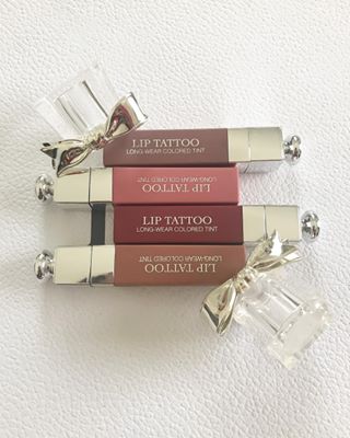 ارواج جديدة بإسم ليب تاتو من ديور. في بداية وضعها تكون كملمع الشفاه ثم يتحول الملمس الى ساتاني ناعم بلمعان غير ظاهر يخف مع تناول الطعام/الشرب ولكن تبقى نفحة اللون ثابتة على الشفاه لمدة ١٢ ساعة تقريبا. مرطبة جدا للشفاه وتحميها من التشقق ورائحتها خفيفة لذيذة. بالرغم من دعاية المنتج التي تظهر الالوان مطفية جدا الا انها بالنسبة لي لم اراها مطفية على الاطلاق. لست متأكدة ان كانت ذات اصدار محدود او خط دائم. السعر: ١٤٧ درهم اماراتي اخذتهم من: @parisgalleryme @marinamallad New lipstick liquids with the name Lip Tattoo from Dior. At first application the texture is like lip gloss then transform into satiny texture with mild shine. The color fades with eating/ drinking but the basic color stays for long up to 12 hours. Very moisturizing, helps in protecting lips from dryness and has light tasty smell. Just to note although the video of this product shows these lip tattoo as matte but for me they are not matte at all. Not sure if its limited edition or permanent line. Price: 147 UAE dirhamsI got them from: @parisgalleryme @marinamallad parisgallery