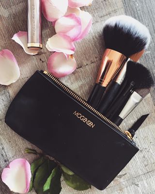 Naaaaa ihr Lieben ??Ich hoffe ihr hattet einen angenehmen Tag. Ich bin ziemlich müde ? und hoffe ich schaffe den Tag heute ?☕️ "gut das heute Dienstag ist" ??.Meine neue süße und edle  Kosmetiktasche  von @mogensendesign finde ich total praktisch für unterwegs oder perfekt als kleines neues Zuhause für meine Pinsel. ??Ich bin gerade etwas im ??‍♀️Make Up Fieber und versuche gerade Produkte zu vergleichen ?und zu testen, aber viel mehr würde ich gerne Tipp & Tricks zum Schminken lernen. Habt ihr welche oder Produkte auf die ihr nicht mehr verzichten könnt ? Immer her damit ??‍????Bin dankbar für jeden guten Rat. . #makeup #instamakeup #photooftheday #picoftheday #cosmetics #fashion #eyeshadow #lipstick #gloss #mascara #palettes #eyeliner #lip #lips #tar #concealer #foundation #powder #eyes #eyebrows #lashes #lash #glue #glitter #crease #primers #base #beauty #beautiful