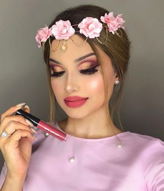 What's your favourite liquid lipstick brand?!?? I can't even decide tbh? I've been really liking the @skino2au formula! Very pigmented and not overly drying... I'm wearing shade #3? _______________________________________________• @hudabeauty @shophudabeauty Rose Gold palette • @anastasiabeverlyhills Nicole Guerriero glow kit • @tartecosmetics Clay foundation• @eyerisbeauty @wakeupandmakeup lashes Sriracha• @toofaced Bronzer and blush