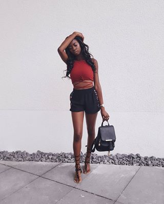 Neues Video online gekommen ➡️ Wohnungstour ⬅️ Link auf meinem Profil oder Story ✌? abi_jordanMeine Frage an dich: Wohnst du noch zuhause oder alleine ? ??_________________________#ootd #fashionpost #girl #fashionblogger #fashiontrends #fashioninsta #fashionstylist #fashioninspiration #fashionblog #fashionpost #fashionstyle #blogger #fashioninspo #fashionistas #outfitinspiration #outfitinspo #outfitpost #americanstyle #fashionaddict #plushladies #bodiesbaae #fashiondynasties #ldnfashion #ldnfashiontrends #stylegoals #topstylez #melanin #blogger_de #bombshell #darkskin #fashion