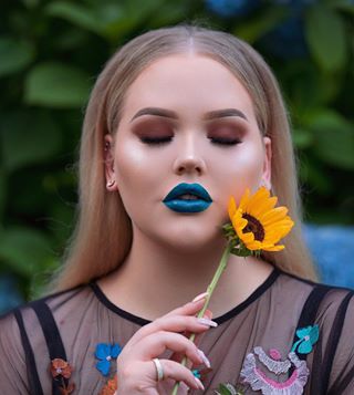 don't stop beleafing. ?✨happy #NationalLipstickDay ~ I'm wearing @maybelline Vivid Hot Lacquer in "Major" ? what lipstick are you wearing today?___Photo ? by: @walvero#nikkietutorials #mnybeautybash #maybellinepartner