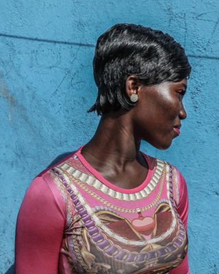 The principle is simple but radical—wearing what you like simply because you like it, replacing the outward gaze with something more personal and intuitive. Wigs and weaves are big business in West Point, Liberia and are often worn for up to four months at a time, while heavy graphic prints are popular for their level of intricate detail. Tap the link in our bio to view more of this township's self expression. Photographed by @yagazieemezi