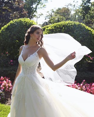 Secret garden ??? Dress: @simplyluxebridal makeup: @jcostaartistry hair: @tamaraholdenhair styling: @danadianee venue: @wanderingtreeestate photographer: @carolinetaafe #carolinetaafephoto