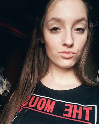 Uma pele simples dessa vez.Make que uso para o dia a dia! Basei a base, corretivo e fiz os contornos do rosto, da um aspecto natural e chic..........#vegas_nay #vegasnaylashes #maquiagembrasil #panelabgs #panelãobgs #instabgs #soubgs #rsblogger #blogueiras  #1minutemakeup #amomaquiagem #viciofeminino #digitalinfluencer #boatarde #blogueirasever #lovemakeup #maquiagem #makeup #makegirlz #makeupfanatic1 #instamakeup #vidadeblogueira #vldadebioguer #bloggsbr #instpbn #blogando #produtobbb #blogueiragaucha#feedorganizado #publicidadeepropaganda