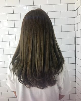 역시 가을에는 톤다운이 진리죠?예전에 옴브레 시술했던 고객님이라 밑에 컬러가 조금 더 밝아서 자연스럽게그라데이션이 됐어요!!#카키브라운#매트브라운.......#신촌#합정#상수#홍대#미용실#인스타그램#얼스타그램#셀스타그램#소통#맞팔#맞팔은댓글#선팔#인친#하트#좋아요#친구추가#팔로우#팔로잉#소통#댓글#해시태그#followme#오늘의훈녀#서울#데일리#오오티디