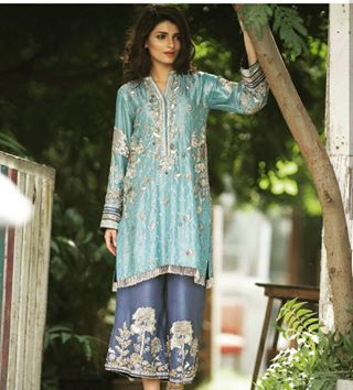 #pakistanioutfit#pakistanimodel#pakistantrend#modern#modernpakistani#crimson#zarashahjahan#bride#bridesmaids#bridaldress#asian#asianbride#asianbridal#asianbridalmakeup#asianbrides#london#londonfashion#londonfashionweek#londonfashionblogger#bridalmakeup#paris#makup#gulahmed#followforfollow#like4like#likeforlike#love#beautiful#follow4follow#dubai