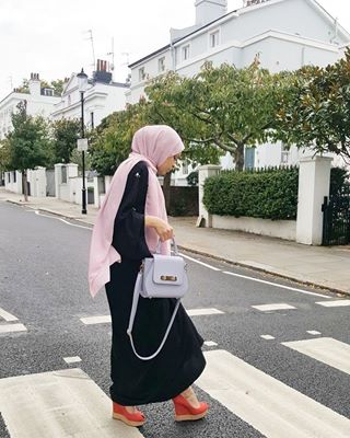 How beautiful are the streets of London?.My hijab is from @hidden_pearls and am obsessing over this colour lately. It's their Deluxe Chiffon Hijab in Soft Pink ?? By the way, will be writing up a blogpost on the gorgeous hijabs I received from them soon!.Abaya is of course @barakahlondon...#hijabstyle_lookbook #darlingmovement #thedarlingmovement #muslimah #chichijab #muslimahfashion #theeverygirl #lovethelittlethings #ihavethisthingwithpink #thecoveredgirls #myunicornlife #fashionmodesty #abmlifeisbeautiful #barakahlondon #ladieswholunch #makeyousmilestyle #londonblogger #modestmovement #modesty #fashionwithfaith #fashionupdate #voguehijab #fashionstylish #dailydress #hiddenpearl #modestyle #vscocam #creativelifehappylife