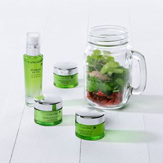 An anti-fatigue cocktail made of melissa, cranberry and ginseng to boost your day. We just can’t get enough of #EnergiedeVie to keep our skin looking fresh and youthful! #Lancome #Skincare #MadeOfEnergy