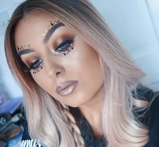 @Perrieedwards inspired look ?? @adamburell @anastasiabeverlyhills Dip Brow in Soft Brown @anastasiabeverlyhills THAT GLOW Glow Kit on face and lips@morphebrushes 350 Palette @morphebrushes 'Highclass' Pressed Pigment @katvondbeauty Bow and Arrow liquid lip and Shade and Light Contour Palette @maccosmetics Give Me Sun Bronzer @inglotireland Gold Spangles@pinkriverlondon Kylie Lashes@primark Nail art gems@lorealhair  Peach Colorista