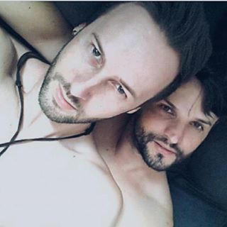 @alineroqueblogAmar alguém é mais que um sentimento forte. É uma decisão, um julgamento, uma promessa. Amar significa entregar-se sem garantias. Na esperança de que nosso amor faça feliz a pessoa amada.Amar é acreditar no outro, dividir sonhos, receber, entregar, perdoar, compreender, aceitar. Amar é querer estar junto, e se separados, unidos pelo pensamento, pelos objetivos, pelos mesmos desejos.O amor é não poder desistir mesmo sabendo que haverá problemas e pedras nos caminhos e nas trilhas dessa vida, amor é ficar, perdoar, e muito mais, é insistir até o final. O que eu sinto por voce é AMOR @adrianodrykohair