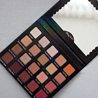 Violet Voss Holy Grail Eyeshadow Palette☄️?☄️Product Review:- Perfect blend of orange, pink and red shades- All eyeshadows are warm toned (so if you like cool toned eyeshadows then stay away)- Highly pigmented and easy to blend - although I'd still recommend using a base for the best application- It's not a palette you could use as part as your every day makeup as the colours are extremely bold and vibrant - I love the formula and combination of all the eyeshadows, there's a mix of mattes, shimmers and metallics Overall I really love this palette, but I'd only recommend it to makeup lovers who enjoy playing around with different colours and shades. The formula of the pigments are amazing making it soft to touch and super easy to blend.#violetvoss #holygrailpalette #violetvosscosmetics #violetvossholygrail #beautyblog #beautyblogger #makeup #makeupofthenight #makeupoftheday #vegas_nay #brian_champagne #morphegirl #wakeupmakeup #mua #makeupartistsworldwide #dressyourface #lookamillion #nikkietutorials  #mannymua #ilovemakeup #zukreat #farahdhukai #amrezy #shophudabeauty #laurag_143 #lillyghalichi #ghalichiglam #undiscovered_muas #browsonpoint