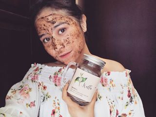 Sebelum berangkat. Scrub dan maskeran pake @kaffa.indonesia berhubung kemarin abis kerja sampe malem dan full makeup. Ini membantu banget buat angkat sisa makeup dan bikin muka jadi bersih banget! Aku sukaaaa ? thanks oppaa @kennyauztin untuk rekomendasinyaa.